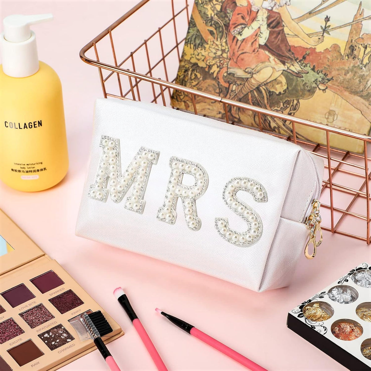2PCS Bride to be Patch Letter Makeup Bag Bridal Shower Gifts for Engagement Wedding Bachelorette Bridesmaid Gifts for Bride Mrs Pearl Rhinestone Travel Bag White PU Leather Make Up Bag Pouch for Purse
